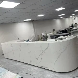 现代白色花岗岩接待台抛光固体表面10年保修酒店迎宾服务柜台