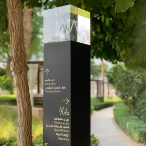 Custom Waterproof Wayfinding Signs System Aluminum Curved Outdoor Free Standing LED Light Box Totem Pylon Sign