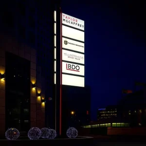 Full-Color LED Rectangle Pylon Sign Aluminum Frame Weatherproof Eco-Friendly Standing Roadside Advertising Light Box