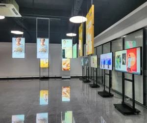 High-Brightness LCD Window Advertising Display Screen 3000 Nits Digital Signage Sunlight-Readable Double-Sided Display