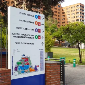OEM Aluminum Pylon Monument Sign Illuminated Standing Light Box Outdoor Commercial Wayfinding System Signs for Hospital